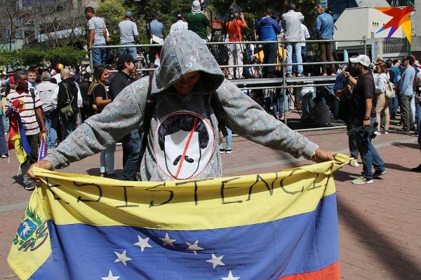 «Мы не хотим стрелять друг в друга»: Как Венесуэла раскололась на два лагеря