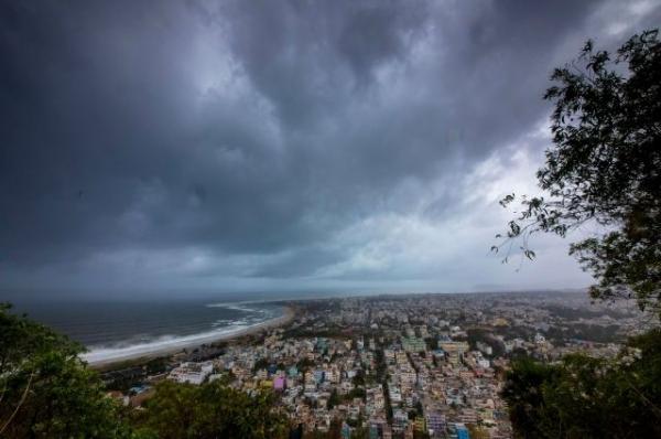 В Индии из-за надвигающегося циклона эвакуируют порядка 800 человек