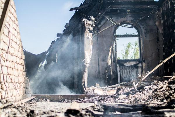 В ДНР прямым попаданием снаряда разрушен дом