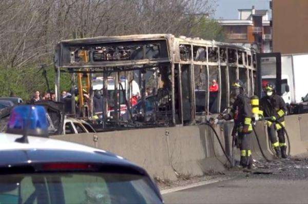 В Италии сенегалец угнал и поджег автобус со школьниками