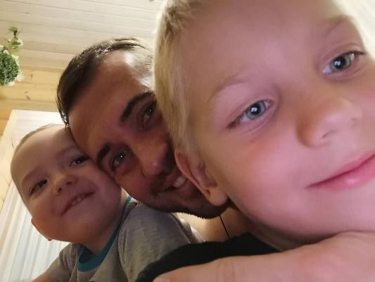«Не хочу отдавать ребенка матери, которая лечилась от наркозависимости»: Кержаков расплакался после развода с Миланой