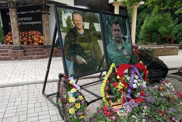 В День Республики дончане понесли цветы к месту гибели Александра Захарченко