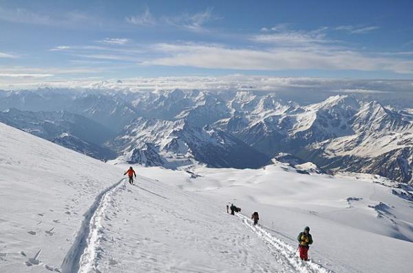 Скончался один из заблудившихся на Эльбрусе альпинистов