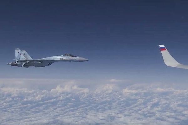 Су-27 перехватили и отогнали истребитель НАТО от самолета Шойгу