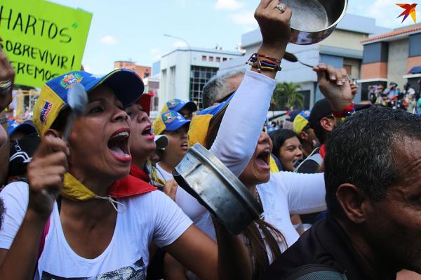 Два мира Каракаса: избранный и самопровозглашенный президенты Венесуэлы померились количеством сторонников