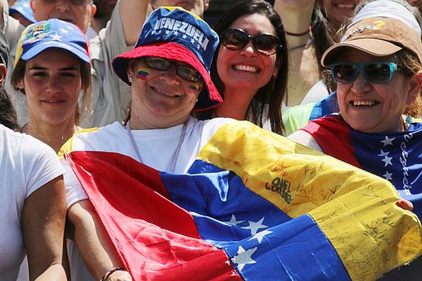 Два мира Каракаса: избранный и самопровозглашенный президенты Венесуэлы померились количеством сторонников