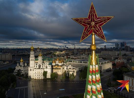 Таким Кремль мы еще не видели: Спасская башня и рубиновые звезды с высоты птичьего полета