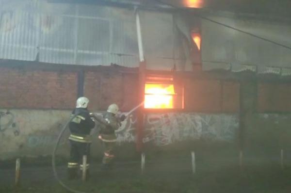 В Краснодаре тушат пожар на складе площадью 800 кв. м